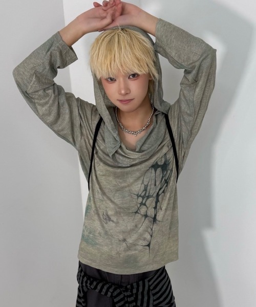 Never mind the XU / Chikashitsu+（ネバーマインド ザ エックスユー / チカシツプラス）の「【Nerd out XU】tribal hooded offshoulder long sleeve / 【ナードアウトエックスユー】トライバルフードオフショルダーロングスリーブ <着用動画あり>（Tシャツ/カットソー・レディース・カーキ・M）」の9枚目の写真