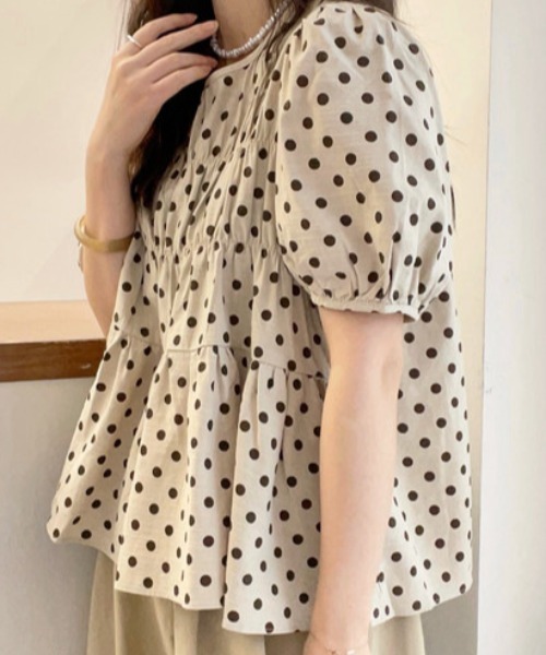cammie（キャミー）の「ドット柄ギャザーフレアトップス（シャツ/ブラウス・レディース・ベージュ・LARGE/MEDIUM）」の2枚目の写真