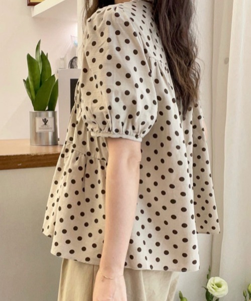cammie（キャミー）の「ドット柄ギャザーフレアトップス（シャツ/ブラウス・レディース・ベージュ・LARGE/MEDIUM）」の4枚目の写真
