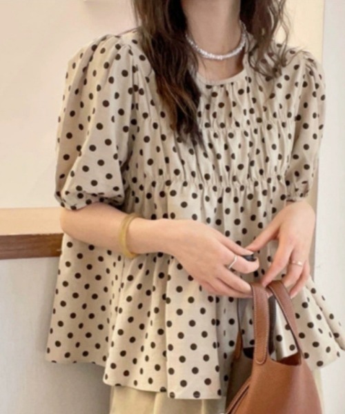 cammie（キャミー）の「ドット柄ギャザーフレアトップス（シャツ/ブラウス・レディース・ベージュ・LARGE/MEDIUM）」の3枚目の写真