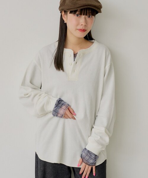 WHIMSIC（ウィムジック）の「【WHIMSIC】サーマル ヘンリーネックTシャツ（Tシャツ/カットソー・レディース・チャコールグレー/ホワイト・FREE）」の2枚目の写真