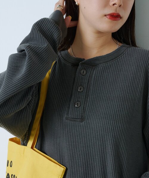 WHIMSIC（ウィムジック）の「【WHIMSIC】サーマル ヘンリーネックTシャツ（Tシャツ/カットソー・レディース・チャコールグレー/ホワイト・FREE）」の13枚目の写真