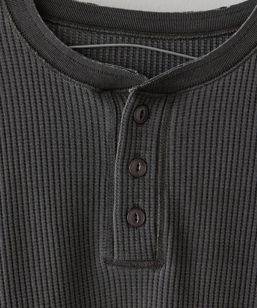 WHIMSIC（ウィムジック）の「【WHIMSIC】サーマル ヘンリーネックTシャツ（Tシャツ/カットソー・レディース・チャコールグレー/ホワイト・FREE）」の3枚目の写真