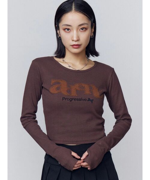 EMODA（エモダ）の「ロゴパッチクロップロンT（Tシャツ/カットソー・レディース・ブラウン/ピンク/グレー/ブラック/アイボリー・FREE）」の2枚目の写真