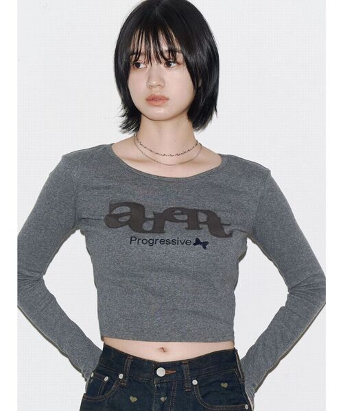 EMODA（エモダ）の「ロゴパッチクロップロンT（Tシャツ/カットソー・レディース・ブラウン/ピンク/グレー/ブラック/アイボリー・FREE）」の4枚目の写真