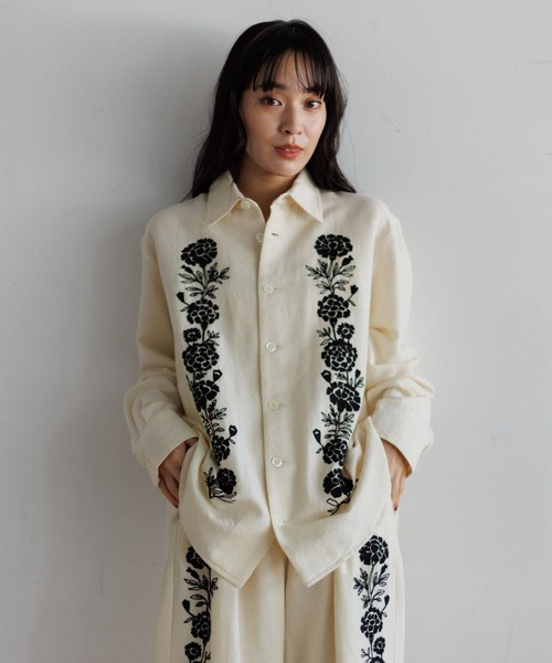 AMERICAN RAG CIE(アメリカンラグシー)の「【MEN , WOMEN】LEIN ウールコットンフラワー刺繍シャツ(シャツ/ブラウス・レディース・オフホワイト・M/L)」の2枚目の写真