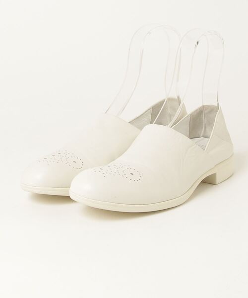 chausser(ショセ)の「【KS】【TRAVEL SHOES by chausser/トラベルシューズバイショセ】メダリオン レザー パンプス(スリッポン・レディース・ホワイト・38/39)」の1枚目の写真