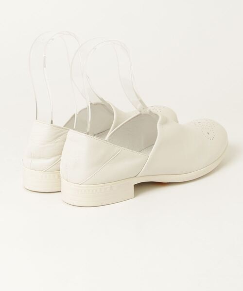 chausser(ショセ)の「【KS】【TRAVEL SHOES by chausser/トラベルシューズバイショセ】メダリオン レザー パンプス(スリッポン・レディース・ホワイト・38/39)」の2枚目の写真