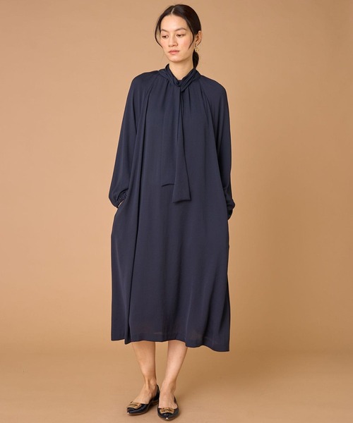 INED（イネド）の「バックサテンジョーゼット ボウタイワンピース（ワンピース・レディース・ネイビー・11号/9号/7号）」の2枚目の写真