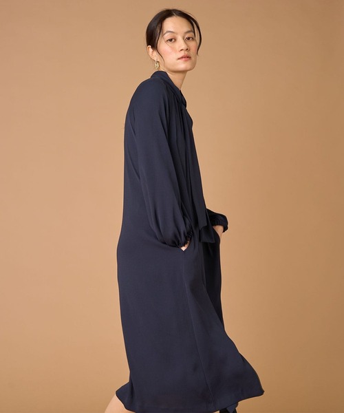 INED（イネド）の「バックサテンジョーゼット ボウタイワンピース（ワンピース・レディース・ネイビー・11号/9号/7号）」の5枚目の写真