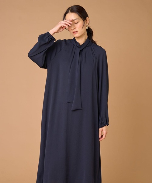 INED（イネド）の「バックサテンジョーゼット ボウタイワンピース（ワンピース・レディース・ネイビー・11号/9号/7号）」の6枚目の写真