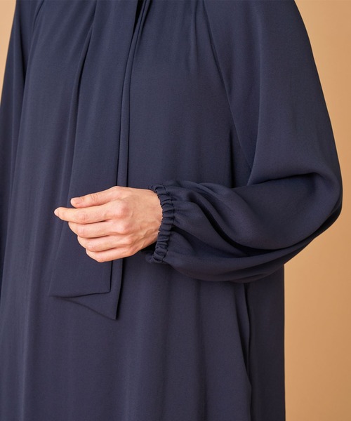 INED（イネド）の「バックサテンジョーゼット ボウタイワンピース（ワンピース・レディース・ネイビー・11号/9号/7号）」の11枚目の写真