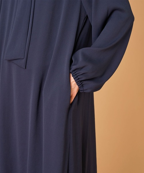 INED（イネド）の「バックサテンジョーゼット ボウタイワンピース（ワンピース・レディース・ネイビー・11号/9号/7号）」の12枚目の写真