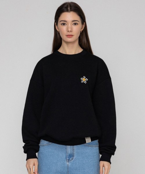 GRAVER（グレーバー）の「[ユニセックス]チェックボードスモールフラワースウェット_ブラック（スウェット・レディース・ブラック・LARGE/MEDIUM/SMALL）」の2枚目の写真