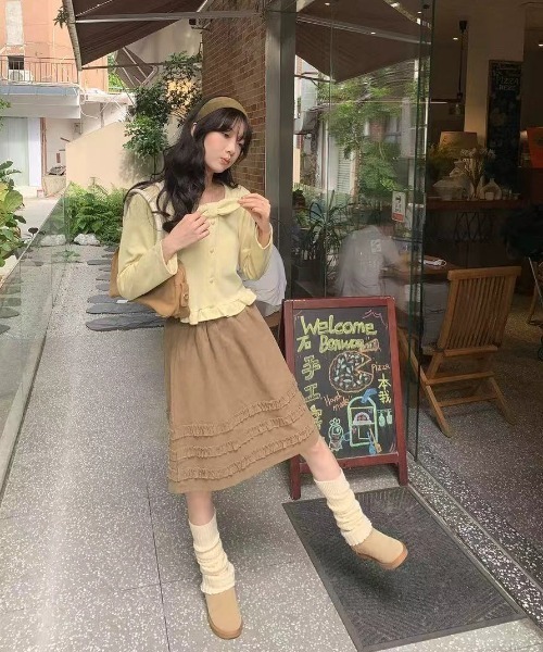 LAC-VERT(ラック・ヴェール)の「コーデュロイミディ丈フリルテープスカート(スカート・レディース・ベージュ/ブラウン・FREE)」の2枚目の写真