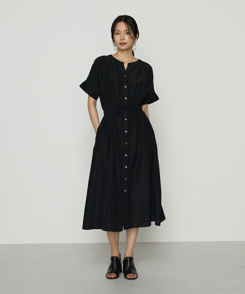 Gabardine K.T（ギャバジンケーティー）の「〔 +サイズ 〕 アセテートリネンタッサー ヘンリーネックワンピース（ワンピース・レディース・ブラック・15号）」の2枚目の写真