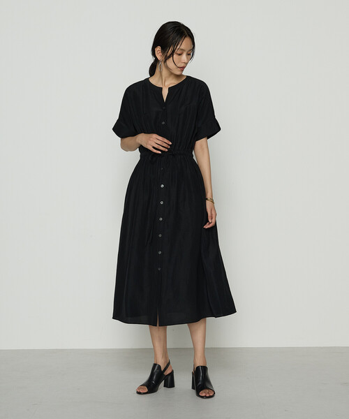 Gabardine K.T（ギャバジンケーティー）の「〔 +サイズ 〕 アセテートリネンタッサー ヘンリーネックワンピース（ワンピース・レディース・ブラック・15号）」の3枚目の写真