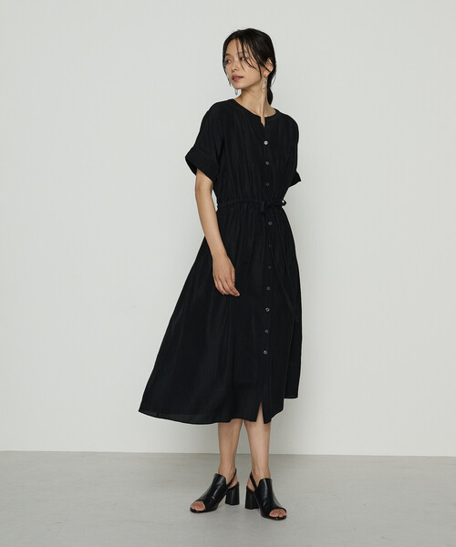 Gabardine K.T（ギャバジンケーティー）の「〔 +サイズ 〕 アセテートリネンタッサー ヘンリーネックワンピース（ワンピース・レディース・ブラック・15号）」の4枚目の写真