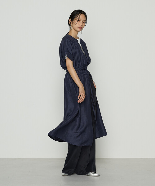 Gabardine K.T（ギャバジンケーティー）の「〔 +サイズ 〕 アセテートリネンタッサー ヘンリーネックワンピース（ワンピース・レディース・ブラック・15号）」の6枚目の写真