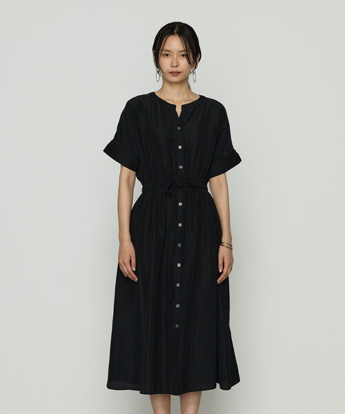 Gabardine K.T（ギャバジンケーティー）の「〔 +サイズ 〕 アセテートリネンタッサー ヘンリーネックワンピース（ワンピース・レディース・ブラック・15号）」の8枚目の写真