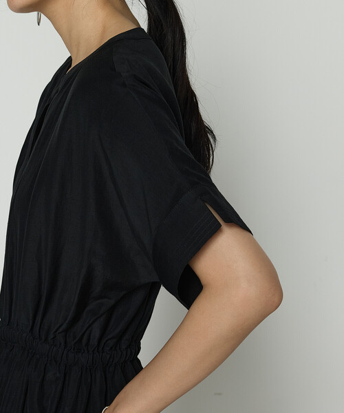 Gabardine K.T（ギャバジンケーティー）の「〔 +サイズ 〕 アセテートリネンタッサー ヘンリーネックワンピース（ワンピース・レディース・ブラック・15号）」の12枚目の写真