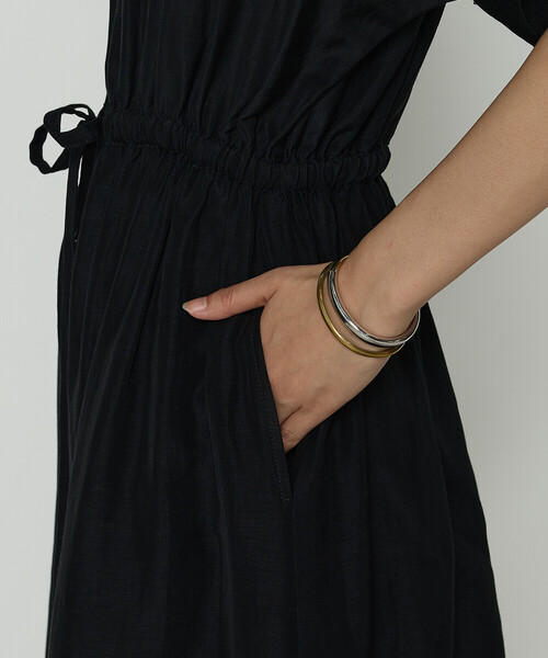 Gabardine K.T（ギャバジンケーティー）の「〔 +サイズ 〕 アセテートリネンタッサー ヘンリーネックワンピース（ワンピース・レディース・ブラック・15号）」の13枚目の写真