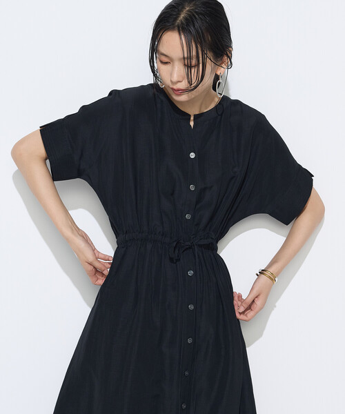 Gabardine K.T（ギャバジンケーティー）の「〔 +サイズ 〕 アセテートリネンタッサー ヘンリーネックワンピース（ワンピース・レディース・ブラック・15号）」の21枚目の写真