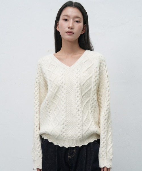 GENERAL IDEA（ジェネラルアイデア）の「scallop cable v-neck pullover スカラップケーブルニットプルオーバー（ニット/セーター・レディース・アイボリー/グレー・S/M/L）」の4枚目の写真