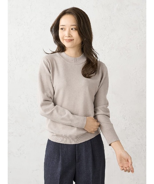 Perfect Suit FActory(パーフェクトスーツファクトリー)の「【Smart Pick!/レディス】しっとり肌触り モックネックニット カシミヤタッチシリーズ(Tシャツ/カットソー・レディース・ベージュ/ネイビー/ブラック・S/L/M/LL)」の2枚目の写真
