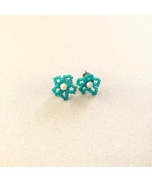 tone(トーン)の「【SunnyBOX】ビーズの小花モチーフピアス(MA)(ピアス(両耳用)・レディース・ブルー/クリア/ブラック/ミント/イエロー/ホワイト/グリーン/ピンク・FREE)」の3枚目の写真