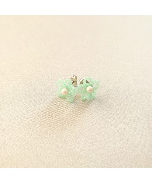 tone(トーン)の「【SunnyBOX】ビーズの小花モチーフピアス(MA)(ピアス(両耳用)・レディース・ブルー/クリア/ブラック/ミント/イエロー/ホワイト/グリーン/ピンク・FREE)」の4枚目の写真