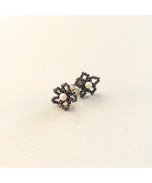tone(トーン)の「【SunnyBOX】ビーズの小花モチーフピアス(MA)(ピアス(両耳用)・レディース・ブルー/クリア/ブラック/ミント/イエロー/ホワイト/グリーン/ピンク・FREE)」の1枚目の写真