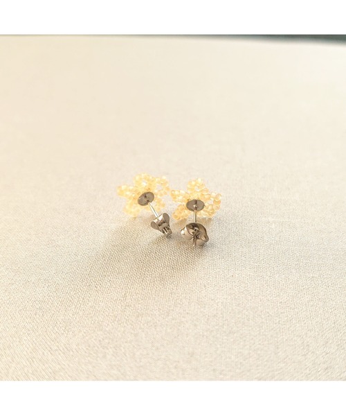 tone(トーン)の「【SunnyBOX】ビーズの小花モチーフピアス(MA)(ピアス(両耳用)・レディース・ブルー/クリア/ブラック/ミント/イエロー/ホワイト/グリーン/ピンク・FREE)」の9枚目の写真