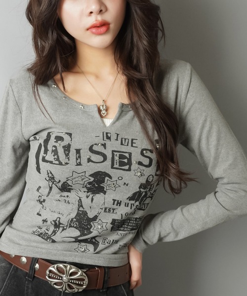 SPINNS(スピンズ)の「スタッズ×グラフィックで差がつく グランジムードトップス(Tシャツ/カットソー・レディース・チャコール/ブラウン/グレー/アイボリー・ONESIZE)」の3枚目の写真