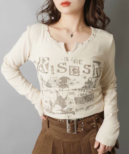 SPINNS(スピンズ)の「スタッズ×グラフィックで差がつく グランジムードトップス(Tシャツ/カットソー・レディース・チャコール/ブラウン/グレー/アイボリー・ONESIZE)」の2枚目の写真
