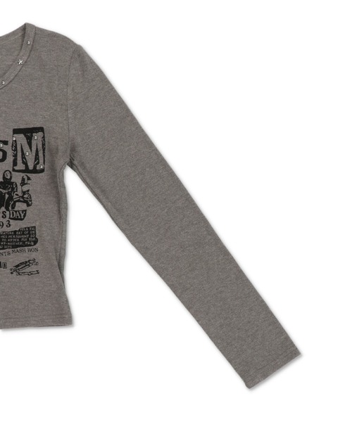 SPINNS(スピンズ)の「スタッズ×グラフィックで差がつく グランジムードトップス(Tシャツ/カットソー・レディース・チャコール/ブラウン/グレー/アイボリー・ONESIZE)」の14枚目の写真