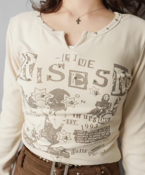 SPINNS(スピンズ)の「スタッズ×グラフィックで差がつく グランジムードトップス(Tシャツ/カットソー・レディース・チャコール/ブラウン/グレー/アイボリー・ONESIZE)」の19枚目の写真