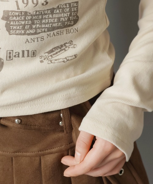 SPINNS(スピンズ)の「スタッズ×グラフィックで差がつく グランジムードトップス(Tシャツ/カットソー・レディース・チャコール/ブラウン/グレー/アイボリー・ONESIZE)」の21枚目の写真