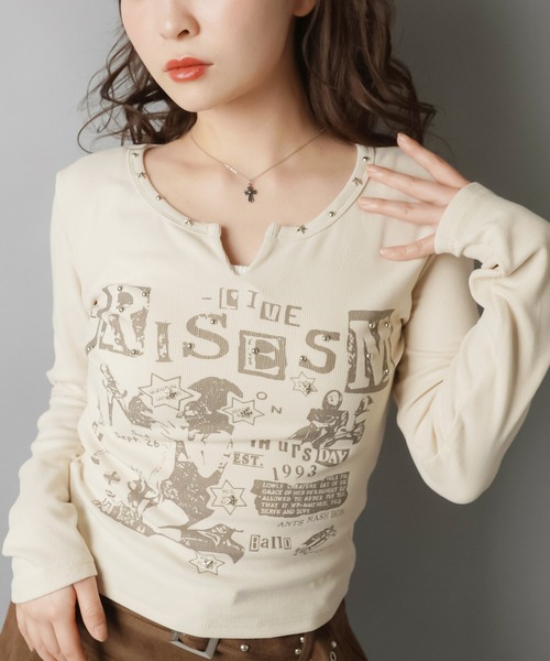 SPINNS(スピンズ)の「スタッズ×グラフィックで差がつく グランジムードトップス(Tシャツ/カットソー・レディース・チャコール/ブラウン/グレー/アイボリー・ONESIZE)」の15枚目の写真