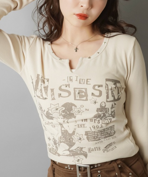 SPINNS(スピンズ)の「スタッズ×グラフィックで差がつく グランジムードトップス(Tシャツ/カットソー・レディース・チャコール/ブラウン/グレー/アイボリー・ONESIZE)」の17枚目の写真
