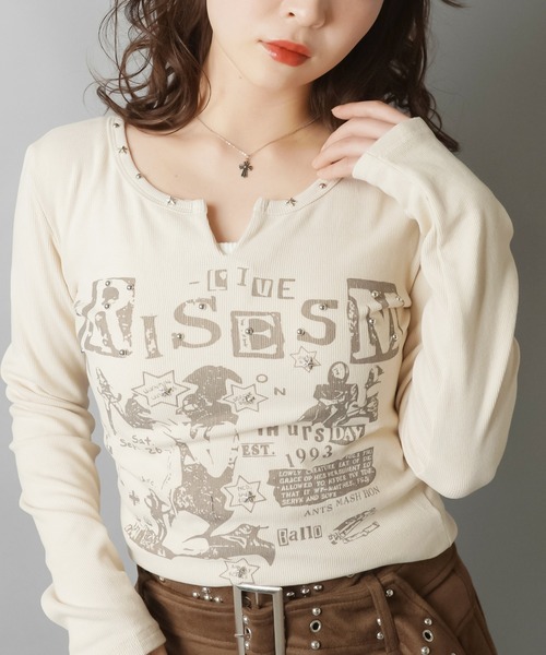 SPINNS(スピンズ)の「スタッズ×グラフィックで差がつく グランジムードトップス(Tシャツ/カットソー・レディース・チャコール/ブラウン/グレー/アイボリー・ONESIZE)」の16枚目の写真