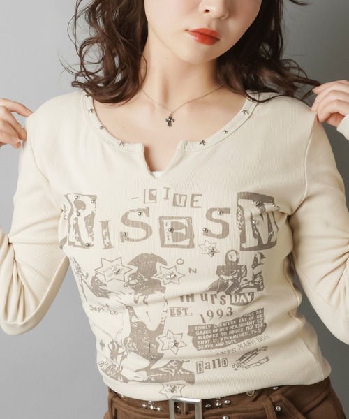 SPINNS(スピンズ)の「スタッズ×グラフィックで差がつく グランジムードトップス(Tシャツ/カットソー・レディース・チャコール/ブラウン/グレー/アイボリー・ONESIZE)」の18枚目の写真