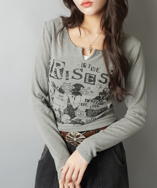 SPINNS(スピンズ)の「スタッズ×グラフィックで差がつく グランジムードトップス(Tシャツ/カットソー・レディース・チャコール/ブラウン/グレー/アイボリー・ONESIZE)」の22枚目の写真