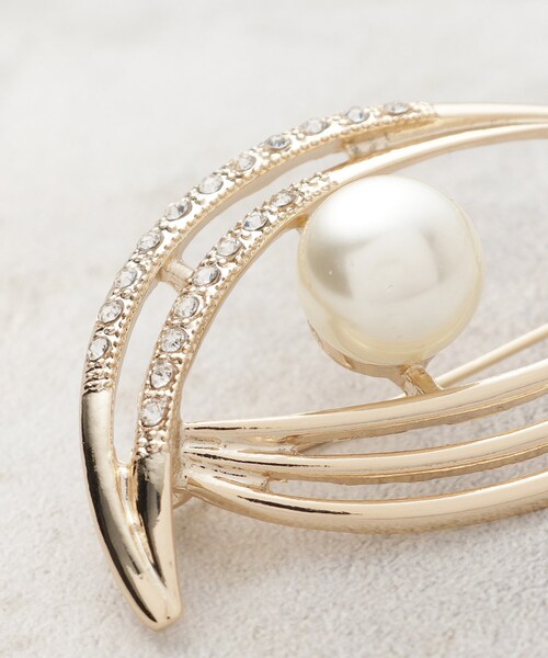 OPAQUE.CLIP（オペークドットクリップ）の「フェイクパール×ビジュー ニュアンスラインブローチ（ブローチ/コサージュ・レディース・ゴールド/シルバー・00）」の5枚目の写真