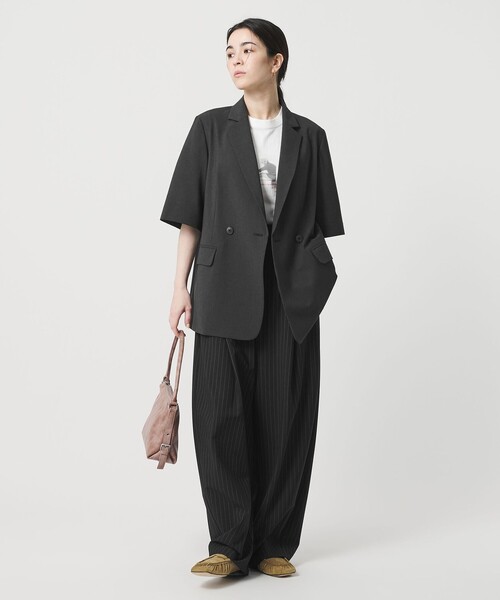 BEAUTY&YOUTH UNITED ARROWS（ビューティーアンドユースユナイテッドアローズ）の「ハーフスリーブ ジャケット 吸水速乾 防シワ（テーラードジャケット・レディース・ダークグレー/ベージュ/モカ・S/M）」の2枚目の写真