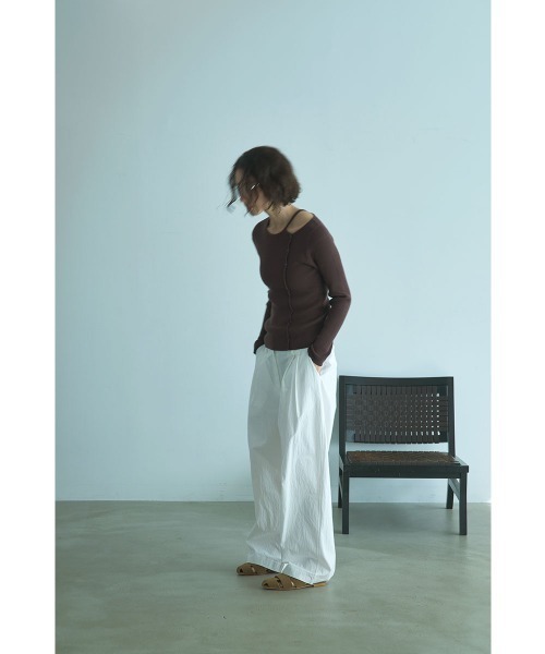 marjour（マージュール）の「SHOULDER CUTOUT RIB KNIT（ニット/セーター・レディース・ブラウン・M）」の20枚目の写真