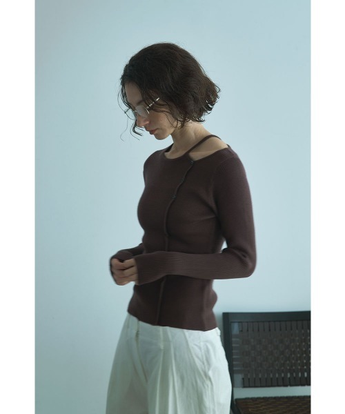 marjour（マージュール）の「SHOULDER CUTOUT RIB KNIT（ニット/セーター・レディース・ブラウン・M）」の17枚目の写真