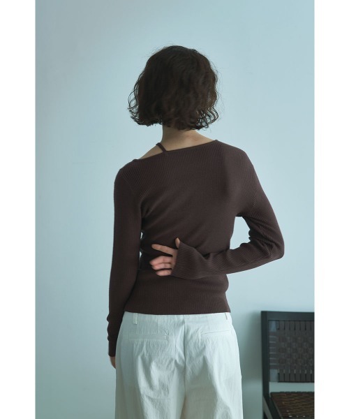 marjour（マージュール）の「SHOULDER CUTOUT RIB KNIT（ニット/セーター・レディース・ブラウン・M）」の19枚目の写真