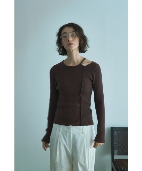 marjour（マージュール）の「SHOULDER CUTOUT RIB KNIT（ニット/セーター・レディース・ブラウン・M）」の8枚目の写真