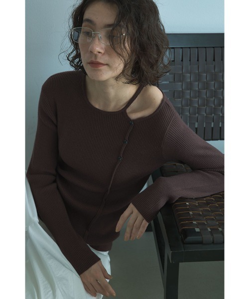 marjour（マージュール）の「SHOULDER CUTOUT RIB KNIT（ニット/セーター・レディース・ブラウン・M）」の9枚目の写真